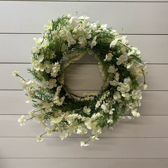 New White Flower Blossom Wreath - Picture 6 of 7